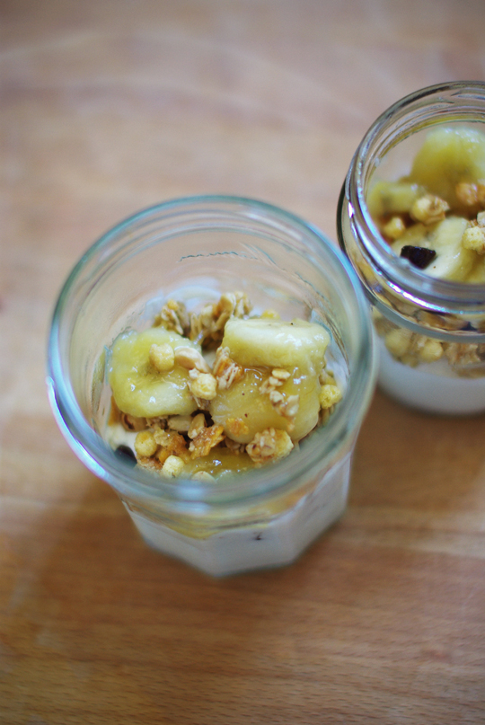 YOGURT GRIEGO CON CEREALES, CHOCOLATE Y PLÁTANO AL RON