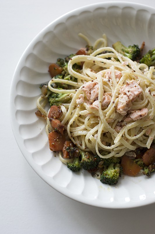 TALLARINES CON SALMÓN A LA MOSTAZA Y VERDURAS SALTEADAS CON SOJA