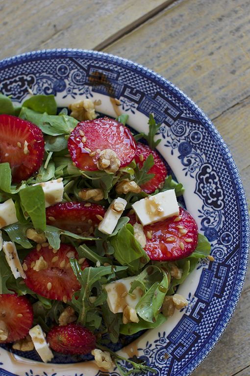 MINI ENSALADA DE BROTES VERDES CON FRESAS, QUESO FRESCO, NUECES Y SÉSAMO