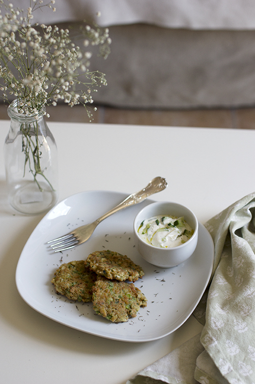 HAMBURGUESAS DE SOJA CON PIMIENTO VERDE Y SALSA TZATZIKI