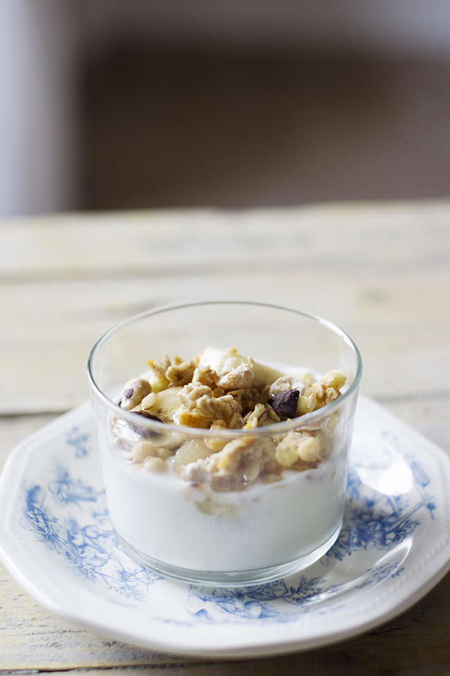 DELICIA DE YOGUR GRIEGO CON MUESLI DE CHOCOLATE, FRUTOS SECOS Y PLATANOS AL RON