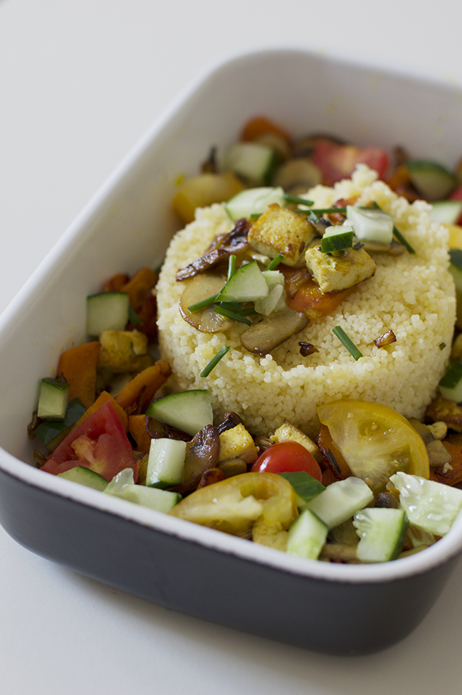 COUS COUS CON VERDURAS SALTEADAS Y TOFU AL CURRY, CON CRUDITÉ DE PEPINO Y TOMATE CHERRY