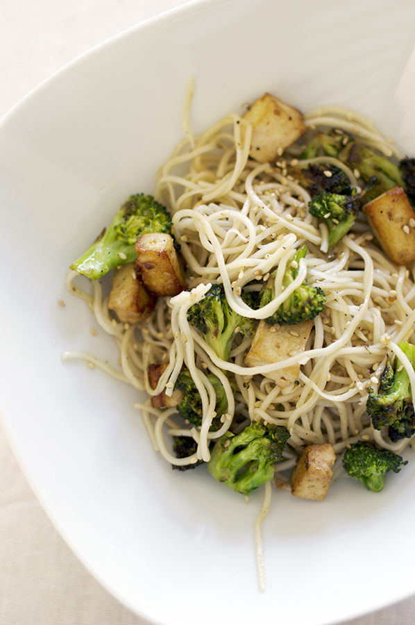 FIDEOS CHINOS CON TOFU MARINADO, BRÉCOL Y SEMILLAS DE SÉSAMO