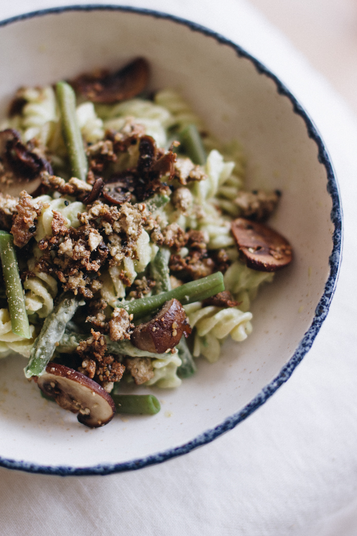 FUSILLI CON VERDURAS, PESTO DE AGUACATE Y TOFU CRUJIENTE