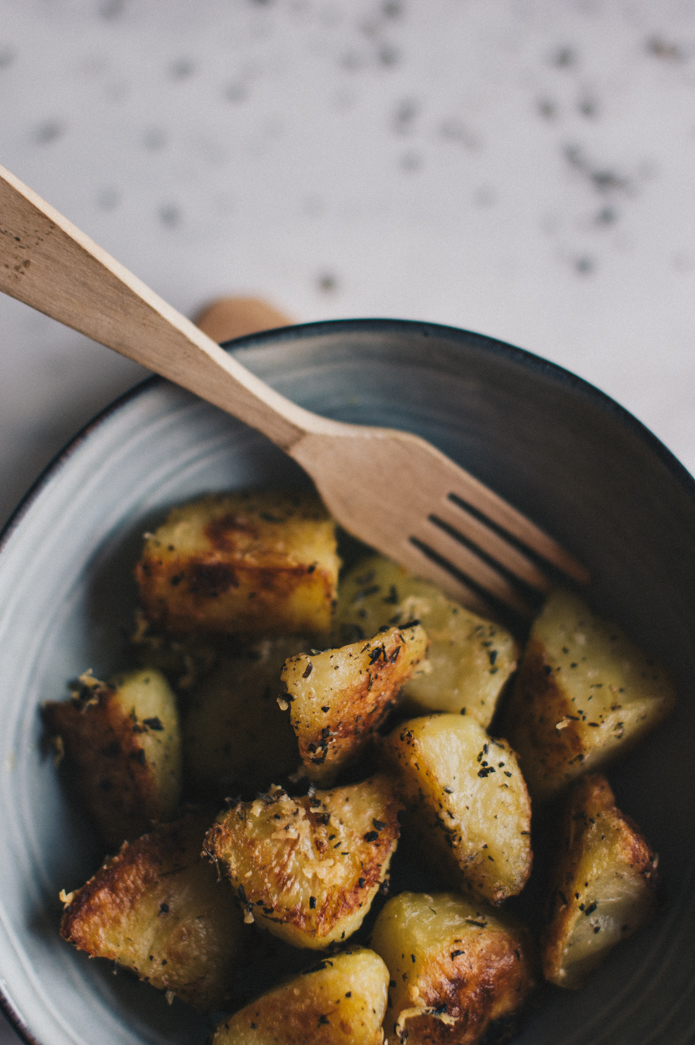 PATATAS ASADAS FÁCILES CON HIERBAS Y PARMESANO (LORRAINE PASCAL)