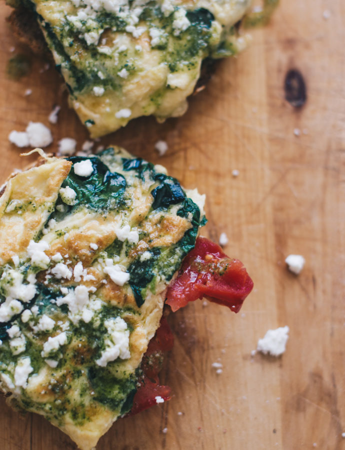 PAN DE CEREALES CON TORTILLA DE ESPINACAS, QUESO FETA Y PESTO