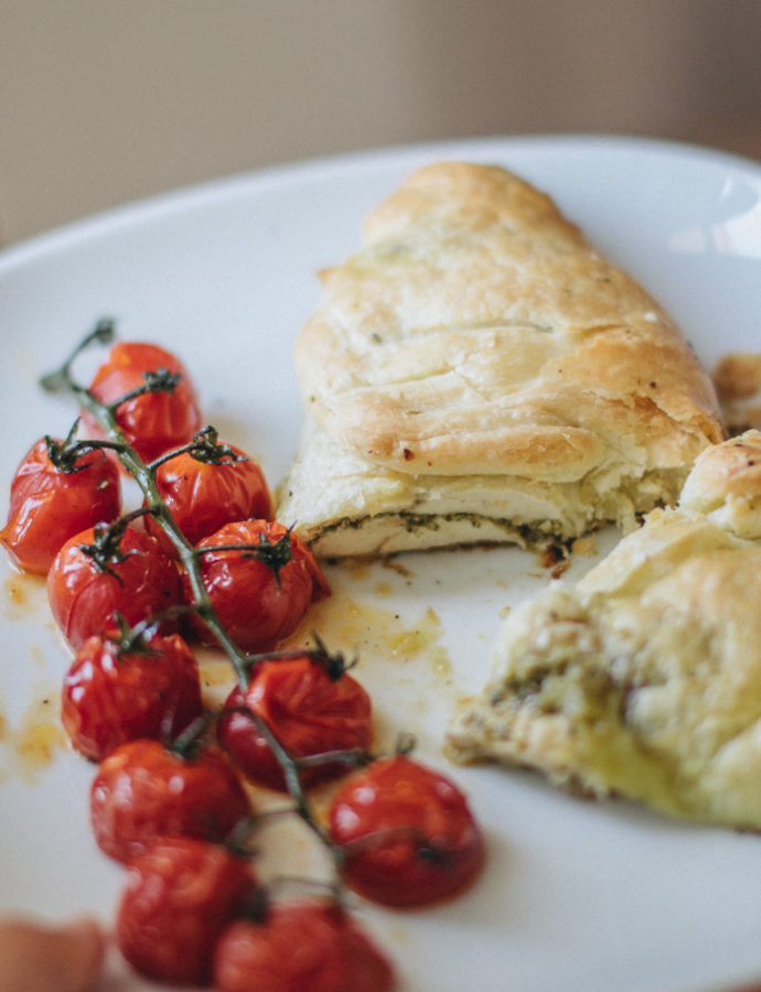 Hojaldre de Pollo al pesto con guarnición de tomates en rama aliñados al horno.