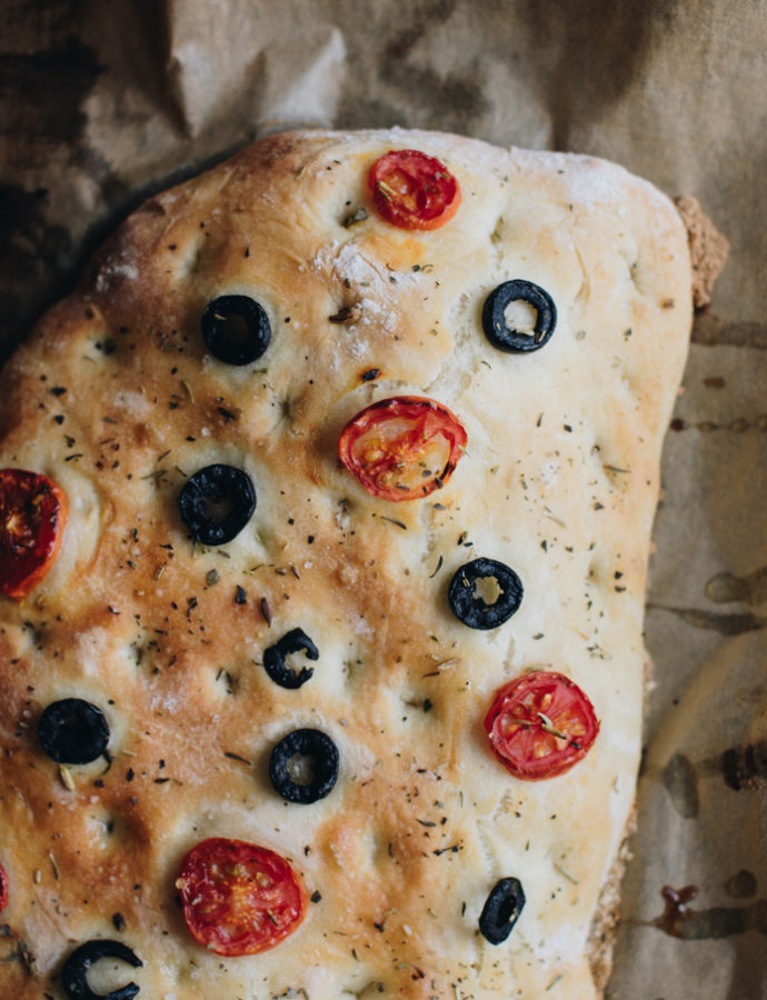 FOCACCIA DE OLIVAS NEGRAS Y TOMATE CHERRY