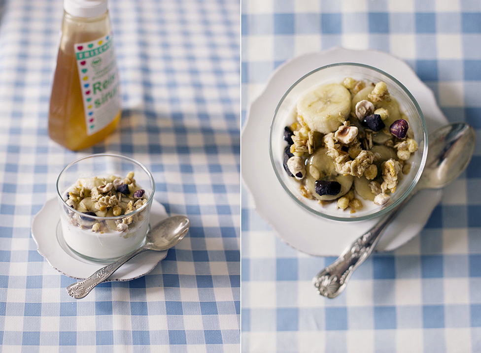 DELICIA DE YOGUR GRIEGO CON MUESLI DE CHOCOLATE, FRUTOS SECOS Y